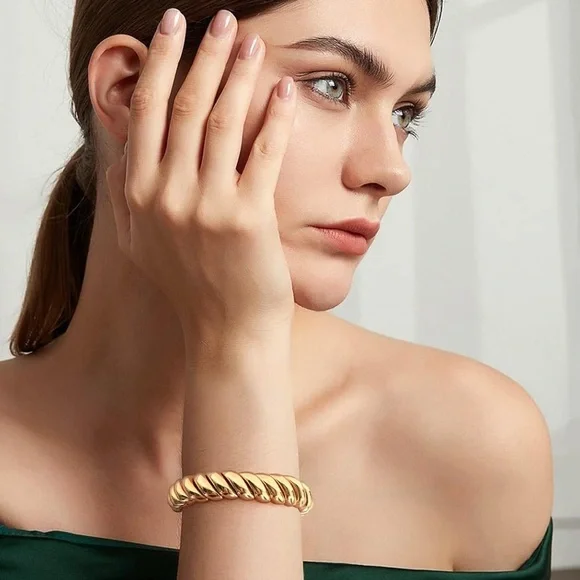 New! Gold Bracelet Croissant Bracelet - Picture 2 of 3